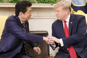 日本首相安倍晉三（左）與美國總統特朗普。（圖源：共同社）