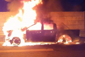 一輛皮卡車在本市-隆城-油曳高速公路上失火燃燒現場。（圖源：視頻截圖）