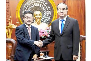 市委書記阮善仁（右）接見三井住友金融集團(SMFG)及三井住友銀行(SMBC)所屬亞洲地區經營開發經理Hirofumi Otsuka。