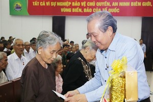 政府常務副總理張和平（右）向越南英雄母親及優撫家庭贈送禮物。（圖源：VGP）