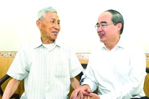 市委書記阮善仁親切問候華人革命老前輩何增同志。（圖源：越勇）