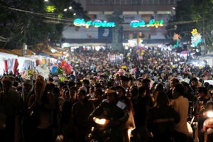 大勒街市人山人海。（圖源：互聯網）