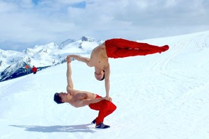 華人雜技藝人國基、國業兄弟倆最近在加拿大嚴寒的天氣下，為眾多遊客帶來精彩的表演。（圖源：Helino）