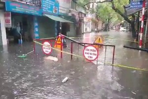 昨(30)日上午，河內強降雨，多條街道成澤國。（圖源：視頻截圖）