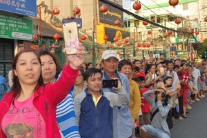 許多“鄰時記者”拿著手機拍攝“元宵節”活動。