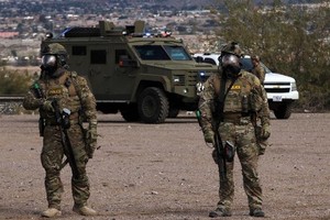 美國邊境巡邏人員在美國新墨西哥州美墨邊境牆附近進行訓練。（圖源：AFP）