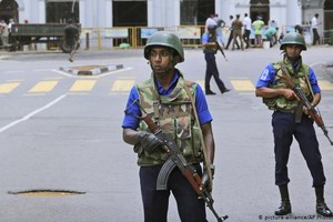 斯里蘭卡士兵在聖安東尼教堂外警戒。（圖源：AP）