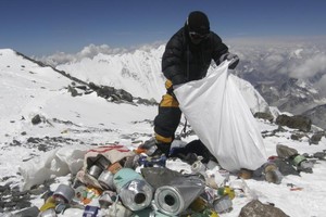 圖為尼泊爾夏爾巴人在世界屋脊清理垃圾。（圖源：AFP）