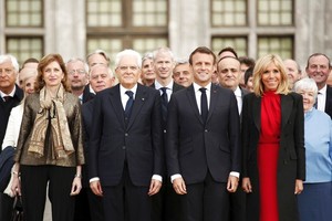 馬克龍伉儷（右二和右一）在紀念達芬奇逝世500週年。（圖源：AP）