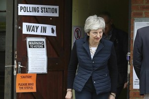 英國首相特蕾莎‧梅現身票站。