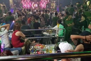 公安力量對Club F3酒吧突擊檢查時的現場。（圖源：丁識）