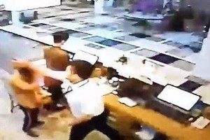 獅航機長出拳毆打酒店職員。（圖源：視頻截圖）