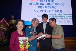 中國駐本市代總領事郝志剛（右二）與市越中友協代表陳抗戰、陳佩珊和參加奠邊府大捷的老戰士交流。