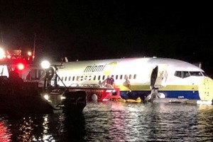 美國包機公司邁阿密國際航空一架載有143人的波音737商業客機試圖著陸失敗，衝出跑道、滑入附近一條河流。（圖源：互聯網）
