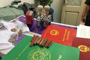 警方摧毀並沒收的大批虛假國家資質文憑、假章假證。（圖源：Y.H）