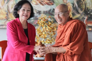 中央民運部長張氏梅(左)探望玉明精舍並祝愿釋覺讓長老長住人間、宏揚佛法、利益眾生。（圖源：文永）