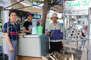 堅氏快（右）得到協助謀生工具，生活獲得改善； 她非常感謝曾玉圓副主席（左）。