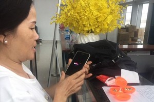 乘搭BL434航班的女乘客領回所遺漏的財物。（圖源：JPA）