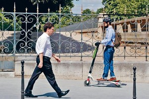 法國９月起將禁止電動踏板車上人行道。（圖源：AFP）