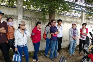 本市某公司停止活動，工人很憂慮地等待解決權益問題。