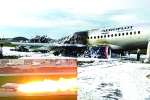 俄航空客機機身被燒至焦黑、機尾起火（小圖）。（圖源：互聯網）