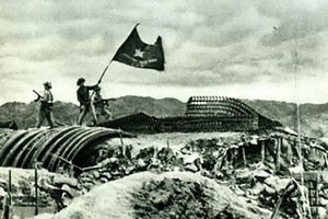 經過56晝夜連續戰鬥，1954年5月7日下午，越南軍隊的“決戰決勝”旗幟在卡斯特里 隧道上飄揚。奠邊府戰役已全勝。（圖源：互聯網）