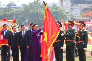 國會常務副主席從氏放給奠邊省傳統旗幟別上 一等獨立勳章。（圖源：VOV）