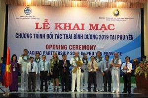 富安省領導向PP19代表贈送鮮花以示歡迎。（圖源：程計）