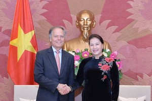 國會主席阮氏金銀(右)接見意大利外交與國際合作部長恩佐‧毛維羅‧米拉內西。（圖源：VOV）