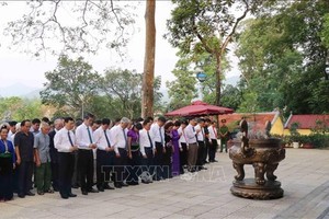 黨和國家領導在西北廣場的胡伯伯紀念堂隆重舉行“上香緬懷胡志明主席儀式”。（圖源：越通社）