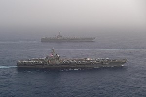 「亞伯拉罕‧林肯」號〔前〕在地中海演習。（圖源：互聯網）