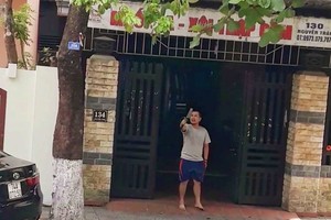 歹徒持刀待車輛駛過就衝出亂砍。（圖源：人民公安報）