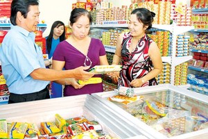 本市消費者正在選購優質國貨。