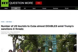 美國遊客在古巴巴拉德羅市街頭上遊逛。（圖源：RT報導截圖）