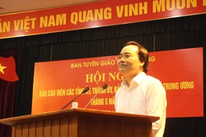 教育與培訓部長馮春迓在會議上發言。（圖源：H. Vũ）