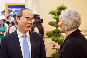 市委書記阮善仁(左)與外商交談。（圖源：遠通）