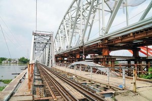 新平利鐵路橋獲架設在舊平利鐵路橋旁邊。