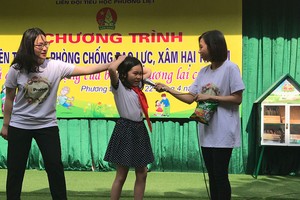 專家們在河內市清春郡芳烈小學給學生們指引侵害預防技能。