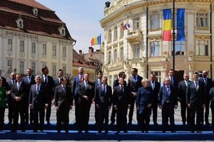 歐盟27個成員國領導人在羅馬尼亞錫比烏市政廳前合影。（圖源：路透社）