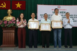 大會向長期支持社會人道活動企業、團體頒發獎狀。