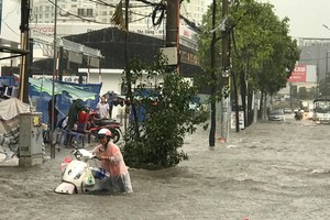 平盛郡阮友景街多路段受淹30釐米，個別地方50釐米。（圖源：黎潘）