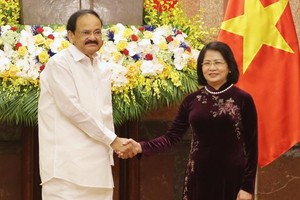 國家副主席鄧氏玉盛(右)與印度副總統文卡亞‧奈杜舉行會談。（圖源：VOV）