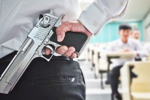 美國佛羅里達州共和黨籍州長德桑提斯8日簽署新法案，允許教師在接受訓練後，在學校配槍，法案將於10月1日開始生效。（示意圖源：互聯網）