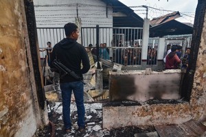 警員在涉事監獄內維持治安。（圖源：AFP）