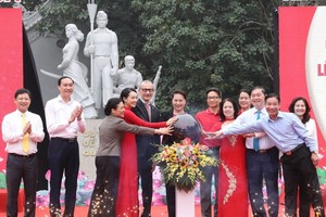 國會主席阮氏金銀與各代表啟動“人道月”活動。（圖源：越通社）