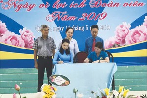 華人女企業家龐美玲在盛會上與勞動聯團簽署勞工培訓備忘錄。