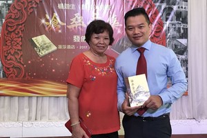 母親對我學習華語一直予以大力支持，也 成就了我的“華文記者夢”。圖為作者與母親 在拙作《滄桑彙集》發行儀式上合影。