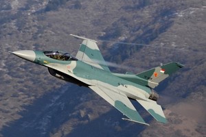 F-16在凌晨出動低飛。（圖源：互聯網）