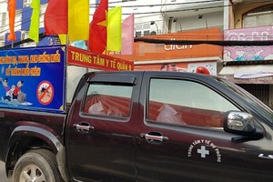 本市各郡縣的宣傳鼓動車隊遊行呼籲加強防範登革熱病。（圖源：黎芳）