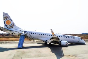 因前輪起落架意外故障，機師被迫僅靠後輪和機鼻滑行讓飛機著陸，所幸最後化險為夷，無人受傷。（圖源：互聯網）